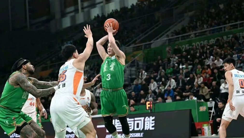 B体育APP-辽宁男篮战胜福建男篮，赛后收获三大惊喜，新大外无缝衔接，冲击八强